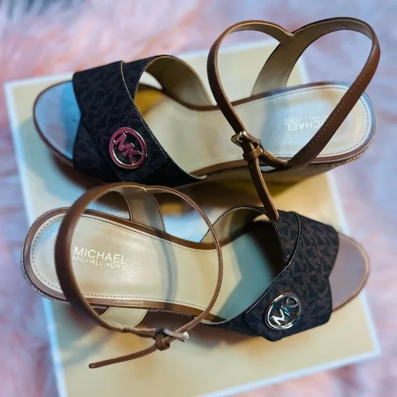 COPY - COPY - ♥️ MICHAEL KORS: “Hannah Signature Logo Wedge Sandals”♥️ - Picture 2 of 6